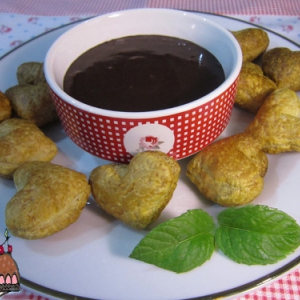 Corações folhados estaladiços com fondue de chocolate e menta