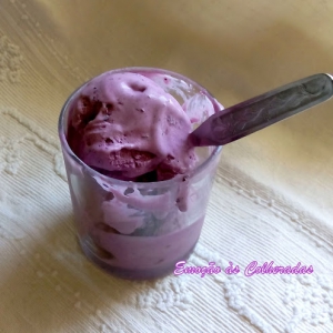 Gelado de Mirtilos (Blueberry-sour cream ice cream)