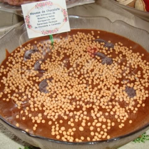 Mousse de Chocolate com Entremeio de Bolacha e Natas Enriquecida com Generosos Pedaços de Chocolate e Caramelo