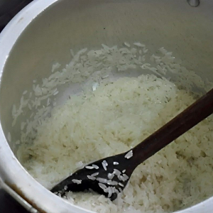 Se você nunca fez arroz na panela de pressão experimente hoje mesmo e se surpreenda