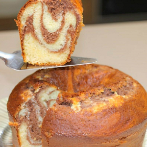 Bolo mesclado: um bolo de 2 sabores que é delicioso e perfeito para o seu café ou lanche