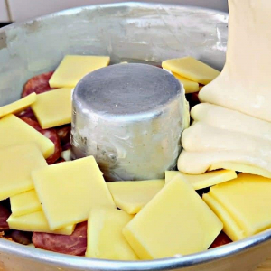 Bolo salgado recheado de calabresa com queijo delicioso e perfeito para o lanche