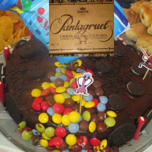 Bolo de chocolate decorado com pintas, e com Pantagruel
