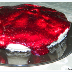 Cheesecake com base de bolacha Negresco e cobertura de geléia de amora