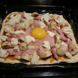 Pizza com ovo estrelado