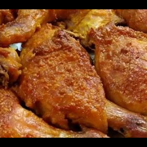 Coxa e sobrecoxa de frango na maionese assado no forno bem temperadinha e com casquinha
