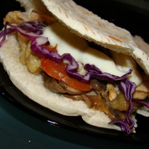 Pão Pita Recheado de Salada, Frango e Legumes Assados / Aproveitamentos