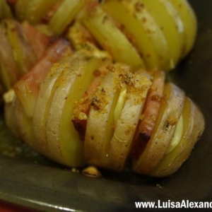 Batatas Hasselback com Bacon e Alho