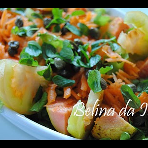 Salada de alface com goiaba temperada com alcaparras e orégãos frescos