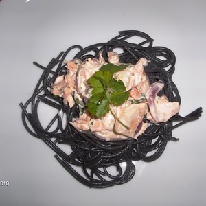 Spaghetti negro com Molho Cremoso de Salmão e Coentros
