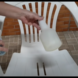 Como limpar cadeiras de plástico com uma misturinha caseira fácil e que funciona