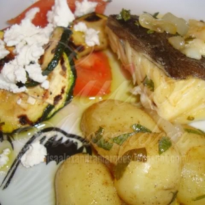 Bacalhau em Cebolada com Batatinhas Novas e Salada de Tomate com Courgette Grelhada e Queijo Fresco