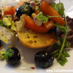 Salada de Queijo Fresco com Pistáchios sobre Pão Frito com Azeite e Especiarias para Grelhados