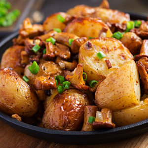 Frango assado com batatas: veja quais são os passos que deve seguir para prepará-lo