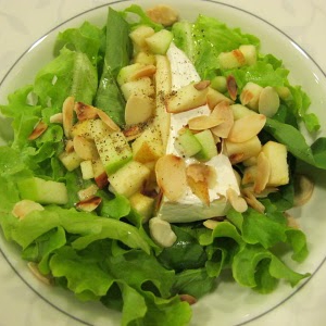 Salada de Folhas Verdes com Brie Assado, Maçã e Amêndoas