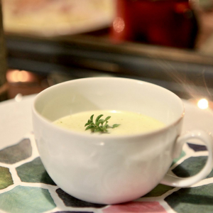 Sopa fria de pepino com iogurte, agrião e poejo