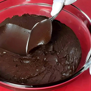 Mousse de chocolate super versátil: pode servir como sobremesa ou recheio de bolo