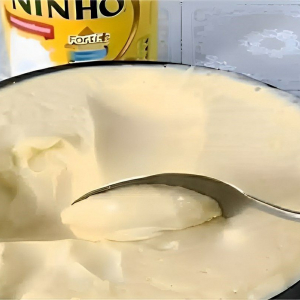 Mousse de leite ninho de liquidificador fácil e prático para rechear bolos ou servir de sobremesa