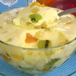 Mousse de salada de frutas sobre cremoso e refrescante gostoso que nem sorvete