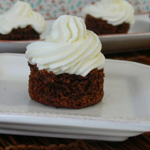 Mini Brownies com Cobertura de Creme Mascarpone - Dia Um... na Cozinha