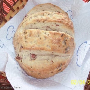 Pãozinho Italiano Caseiro com Salame, Azeitonas e Ervas Frescas