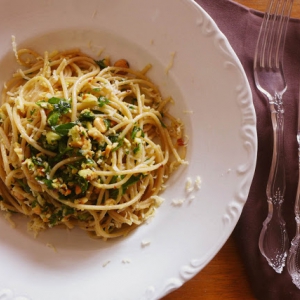 Spaghetti integral com pesto de avelãs e rúcula / Hazelnut and arugula pesto with whole wheat spaghetti