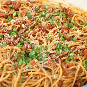 Ragú de linguiça com espaguete econômico e delicioso para a refeição do dia a dia
