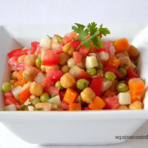 Salada de Grão de Bico com Legumes