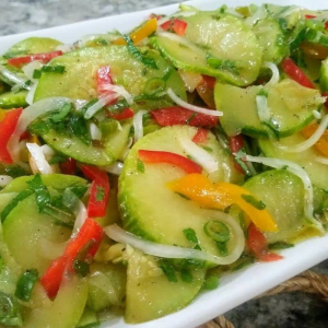 Um jeito novo de fazer salada de abobrinha que você vai querer fazer sempre