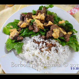 Salada de rúcula com fígado de galinha e molho de cheddar com curry