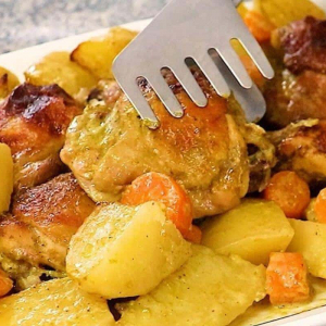 Sobrecoxa de frango assada com batatas é só temperar e levar para o forno