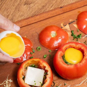 Tomate recheado: você nunca comeu ovo e tomate desse jeito e fica uma delícia