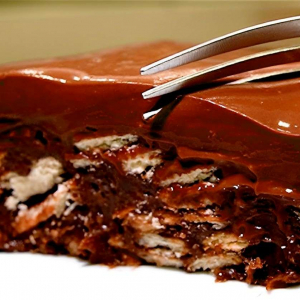 Torta de chocolate fácil rápida e cremosa até criança consegue fazer