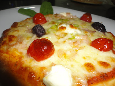 Dia da Pizza: peito de peru, alho poró e cream cheese