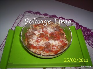 Spaguetti com molho de carne e tomates