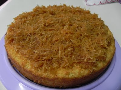 Torta de Mandioca com Coco Caramelado.