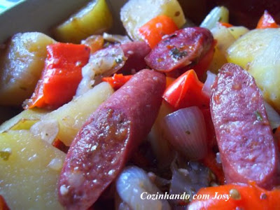 Calabresa ao Forno c/Batatas, Cebola, Tomate e Louro da Fê