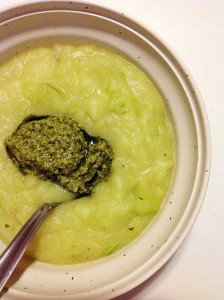 254. Sopa de batata com alho poró (e pesto!)