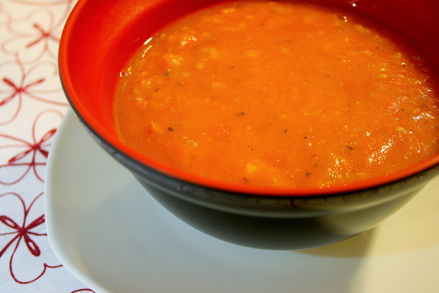 256. Sopa de tomate picante