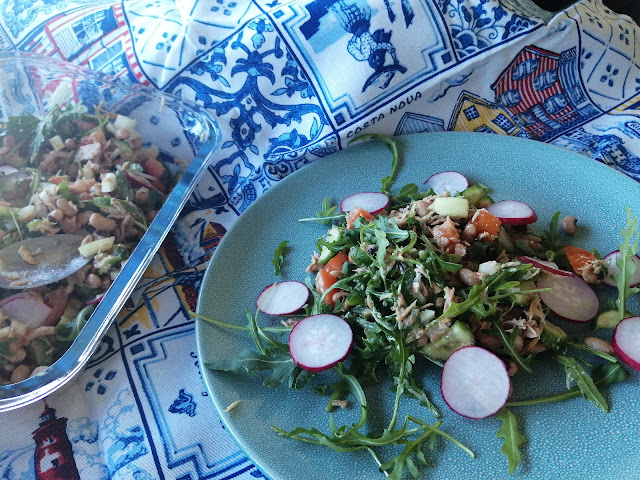 salada de atum rúcula e feijão frade