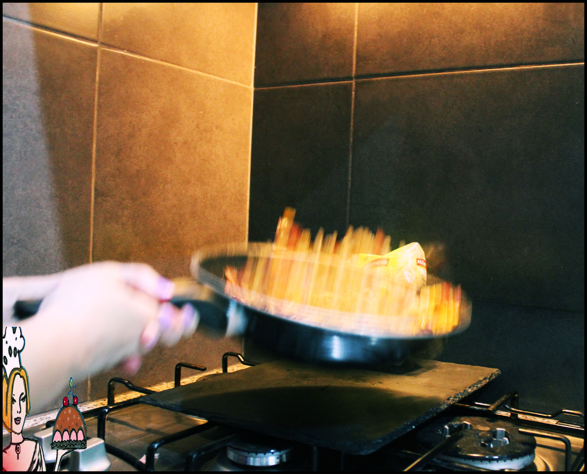 Wok de macarrão salteado com milho, bacon e queijo ♥♥♥