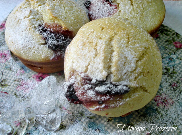 Muffins de baunilha com geleia de framboesa