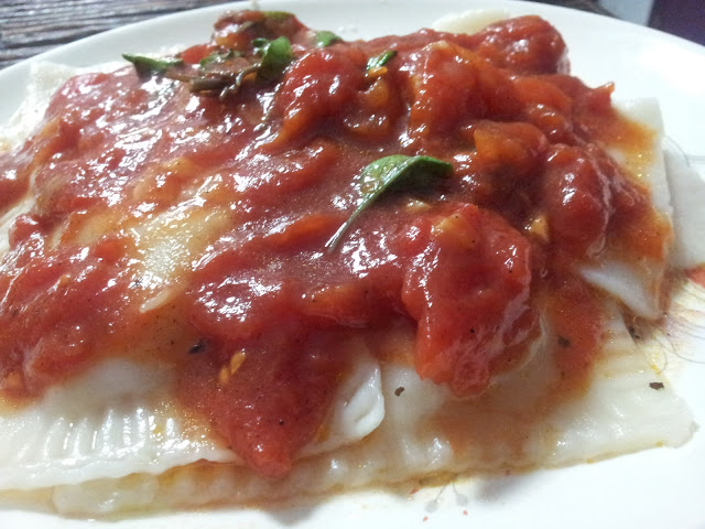 Ravioli 3 queijos com molho de tomate