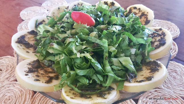 Salada de Alface, Tomate e Muçarela ao Pesto de Manjericão