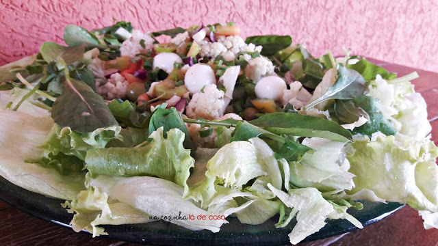 Salada Mista de Couve Flor, Palmito, Pimentões e Ovo de Codorna