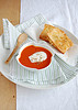 Sopa de tomate apimentada com queijo-quente crocante