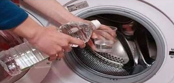 Aprenda a limpar sua máquina de lavar roupas com apenas 2 ingredientes