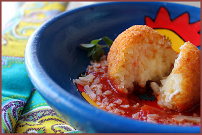 Arancini ou bolinho de risotto de camarão com catupiry