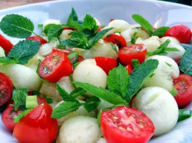 Salada de Melão com Tomate Cereja e Hortelã
