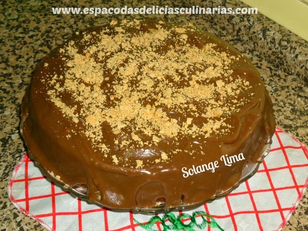 Bolo de chocolate com brigadeiro, castanha do Pará e paçoquinha